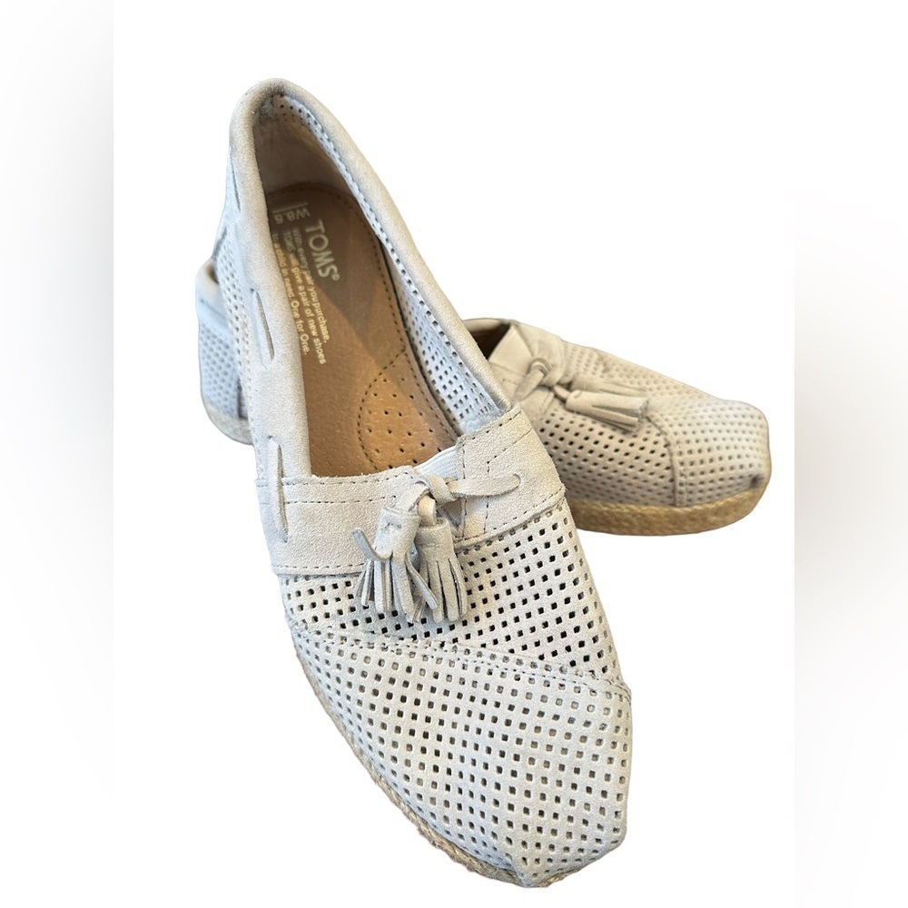 NEW ⭐️ Toms suede perforated shoes